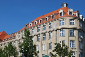  Das Gebäude nach der Sanierung, gut zu sehen sind die unterschiedlichen Dachflächenformen 