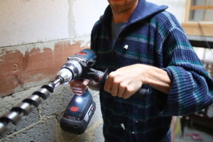  Je nach Bohr- oder Schraubsituation wird der Zusatzhandgriff montiert. Damit hat der Handwerker die Maschine fest im Griff  