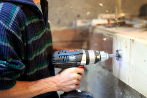  Je nach Bohr- oder Schraubsituation wird der Zusatzhandgriff montiert. Damit hat der Handwerker die Maschine fest im Griff  