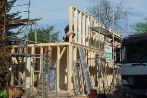  Die bis zu 2,8 m hohen und 6 m breiten Holzrahmenbauwände sind aus PEFC-zertifiziertem Konstruktionsvollholz gefertigt und wurden samt Querstreben und Stützen im Werk vorgefertigt&nbsp; 