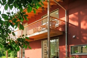  Der überdachte Balkon auf der Westseite wird von glattgeschliffenen Rundholzpfosten getragen 