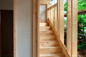  Die Innenwände wurden einseitig mit aussteifenden Gipsfaserplatten beplankt angeliefert und auf der Baustelle mit der Montageschwelle verschraubt 