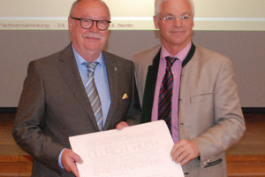  Peter Aicher, Vorsitzender von Holzbau Deutschland (rechts) überreichte Ullrich Huth die Urkunde zum Ehrenvorsitz 