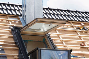  Vor dem Einhängen des oberen Fensterflügels wird die letzte Blendrahmenabdeckung montiert, dann ist die Caprio-Fenster-Montage fertig. Nun fehlt nur noch die Dachdeckung 