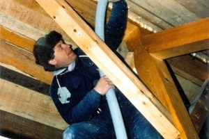  Heutige Einblasmaschinen werden per Funk gesteuert. Früher – wie auf diesem Bild aus dem Jahr 1992 zu sehen –&nbsp; wurden, wenn überhaupt, nur Kabelfernbedienungen angeboten 