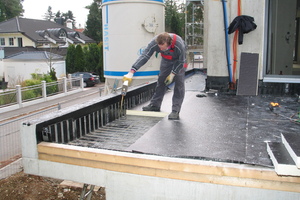  Mittels geeignetem Kleber werden die Dämmplatten sicher auf der Dampfbremsebene verklebt 