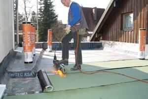  Oberlage mit Durchwurzelungsschutz nach FLL-Richtlinie. Die hier zum Einsatz kommende Bahn „PLANT E“ ist eine beschieferte, durchwurzelungssichere Polymerbitumen-Schweißbahn mit FLL-Prüfzeugnis 