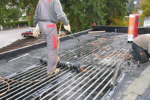  Nach dem Voranstrich wird mit einer schnellschweißbaren Elastomer-Bitumenbahn die Dampfbremsebene hergestellt. Hierbei ist darauf zu achten, dass sich die einzelnen Bahnen im Naht- und Stoßbereich 10 cm überlappen 
