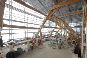  Die Einhausung des Daches wirkt nicht zuletzt durch ihre lichte Höhe wie eine richtige Werkshalle, mit Handwerksgerätschaften, wie z.B. der Kreissäge. Rechts der Westturm des Domes  