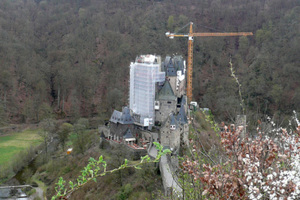  Burg Eltz mit Gerüst und Kran
 