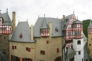  Panorama des Burginnenhofes: links die Rodendorfer Dächer, in der Mitte die Kempenicher Dächer und ganz rechts ein Dachteil der Platt-Eltz (mit Ecktürmen) 
