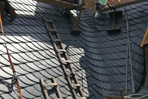  Herausforderung für das Dachdeckerhandwerk: die Altdeutsche Deckung mit scharfem Hieb 