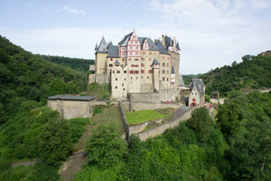  Die Burg Eltz nach der Sanierung 2012: Imposanter Anblick der neu gedeckten Schieferdächer 