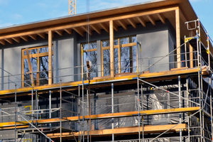  Die Fassade des zurückspringenden Obergeschosses erhielt mit „EnergiePlus comfort“ ein WDVS auf Holzfaserbasis 
