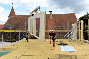  Montage des zweiten Obergeschosses. Der hohe Vorfertigungsgrad lässt das Gebäude schnell wachsen 