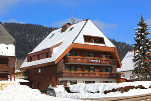  Das Objekt nach der Sanierung: Weil die Bitumenschindeln teilweise kaputt waren, wurde das Dach der Pension „Drei Tannen“ in Titisee-Neustadt grundlegend saniert und mit einer Wärmedämmung versehen Fotos: Linzmeier 