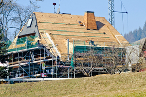  Rückbau des Bestandsdaches – auf dem Krüppelwalmdach sind noch die alten Bitumenschindeln zu sehen 