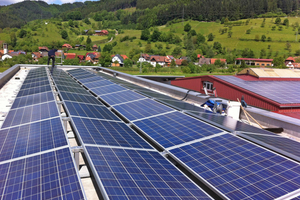  Mehr PV-Leistung für Flachdächer durch Ost-West-Aufständerung, hier beim Objekt in Haslach im Schwarzwald  