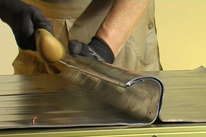 Die so miteinander verbundenen Bleche werden nochmal umgeschlagen. Dieser Umschlag wird aber nicht geschlossen. Wegen möglicher thermischer Ausdehnungen des Materials, sollte dieser Umschlag nicht zu eng anliegend ausgeführt werden. 