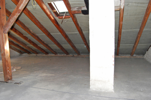  Typischer Dachboden, wie er in vielen Bestandsgebäuden vorzufinden ist. Mit der Dämmung der obersten Geschossdecke wird nun viel Energie eingespart, die sonst zum Dach „hinausgeheizt“ würdeFotos: Bauder 