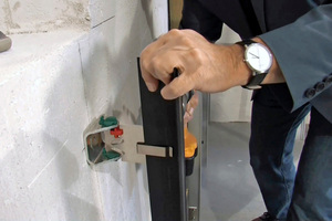  Die Aluminiumschienen werden in die Halterung eingeklemmt und können so erst einmal nicht verrutschen. In einem nächsten Schritt werden die Schienen nivelliert und danach mit selbstbohrenden Aluminiumschrauben mit dem Halter verbunden 