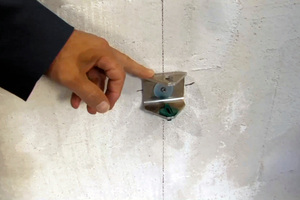  Die Konsole des Fassadenhalters „ATK 100 ZeLa“ wird an der Wand montiert 