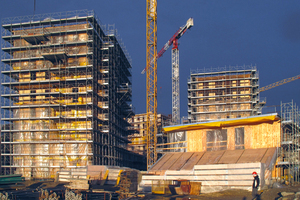  Die Großbaustelle erforderte eine ausgeklügelte Logistik, die BSP-Elemente kamen just in time auf die Baustelle 
