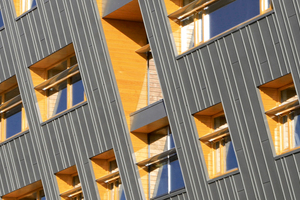  Den dynamisch nach oben strebenden Gebäudetrakt von Fox Vakanties ließen Bauherr und Architekten mit Titanzink in der Qualität prePatina schiefergrau bekleiden 