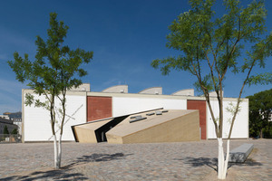  Akademie-Eingangshalle als schrägwandiger Holzwürfel an der Fassade der früheren Blumengroßmarkthalle  
