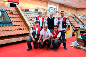  Das deutsche Team mit Unterstützung bei der Dachdecker WM (von links): Jakob Richter, Patrick Wandt, Mentor Jörg Schmitz, Reinhold Wickel von Roto, Arvid Speßhardt und Christopher Weiss Foto: Roto 
