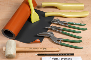  Das richtige Werkzeug ist entscheidend für ein gutes Ergebnis. Mit stumpfen Werkzeugen aus Kunststoff oder Holz können sowohl walzblanke als auch veredelte Bleche ohne Beschädigung in die richtige Position getrieben werden. 
