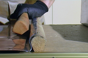  Zur Herstellung einer besonders stabilen Verbindung werden 40 x 40  mm große, halb gerundete und nach unten hin konisch verjüngte Holzkerne direkt auf der Dachkonstruktion befestigt 