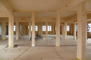  Gut zu sehen, dass die Deckenelemente an statischen „Brennpunkten“ mit Windrispenbändern und mit speziell angefertigten Stahllaschen verbunden wurden Foto Merk Timber 