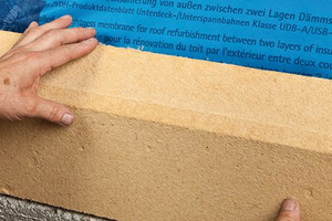  Als Zwischensparren-Abschluss das Gefach bis zur Außenkante des Ringankers mit sorptivem Dämmstoff (hier Holzfaser) ausfüllen. Abschließend wird die Dachfläche mit Holzfaser-unterdeckplatten in geeigneter Materialstärke überdämmt 
