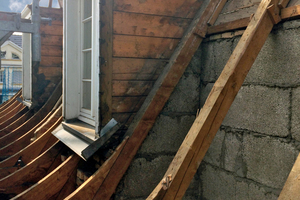  Dieses Walmdach einer Villa in Heidelberg sollte energetisch saniert werden. Verschiedene Innenbeplankungen wie Holz und Putz stellten die größte Herausforderung dar. Zudem fehlte hinter dem Drempel jegliche Unterkonstruktion 