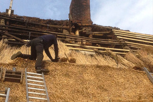  Die Dacharbeiten wurden in der traditionellen Handwerkskunst des Reetdeckers ausgeführt. Gut erkennbar sind auch die Schäden an der Dachkonstruktion, die in weiten Teilen erneuert werden musste. Auch der Schornstein bedurfte dringend einer Sanierung 