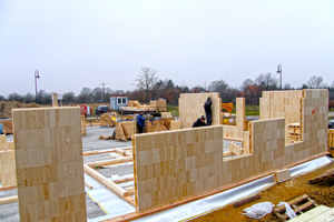  Montage erster Tag: Auf die unterste Holzschwelle werden die Module in die Zapfenlöcher gesteckt und so „Holzstein“ für „Holzstein“ hochgemauert 