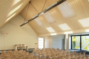  Durch den Einsatz der Dachfenster auf der Oberseite der Brettstapelplatte können die Lamellenfelder im Sommer auch zur natürlichen Be- und Entlüftung herangezogen werden Foto: Velux  