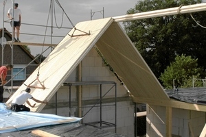  Im Bereich des Gottesdienstsaals in der Mitte des Gebäudes faltet sich das aus einer Brettstapelplatte bestehende Dach zu einer Satteldachform auf [<cTypeface:Medium>] Foto: Velux [<cTypeface:>]  