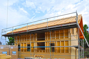  Die Holzrahmenelemente wurden zum Transport einseitig mit OSB-Platten beplankt, auf der Baustelle wurden dann die Multitherm-Platten aufgebracht 