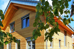  Süd-Ost-Ansicht des Neubaus mit Rombus-Holzschalung 