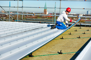  Als Eindeckung wurden Stehfalz-Aluminium-Profile „Kalzip AF“ gewählt. Sie wurden über Klipps mit den „Prodach“-Befestigungsschienen verbunden 