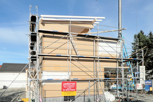  Bei diesem Haus ist die Außenfassade mit einem Holzfaser-WDVS auf Grundlagen der „EnergiePlus FR“-Platte gestaltet 