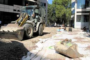  Der 1200 m² große Vorplatz wurde mit dem druckstabilen „Stabilodrain SD 30“ vollflächig belegt. Daher ist das Befahren mit Radladern problemlos möglich Fotos (2): Zinco 