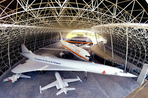  Blick in den Hangar, der für einige Klassiker der Luftfahrtgeschichte Platz bietet
 