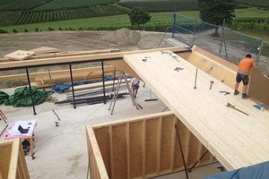  Zu sehen ist die sogenannte Vollholz-Lamellendecke des Holzbauunternehmens Sohm. Mit aufquellenden Buchendübel zusammengehalten, ergibt die Konstruktion ein formstabiles Deckenelement Foto: Sohm Holzbau 