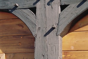  Details – hier bei Ständerwerk und Streben – wurden mit der HK-Lasur gegen Bläue, Fäulnis und Feuchte eingesetzt  