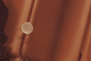  Die Kamera im Testaufbau bei einem simulierten Hagelereignis im Labor dokumentiert die Hagelsicherheit des „E58 PLUS“ von Erlus. Er ist einer der robustesten Ziegel bei Hagel  