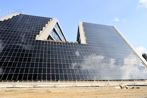  Auf die gesamte Fläche der Südfassade wurden rahmenlose Photovoltaikmodule angebracht [<cTypeface:Medium>] Fotos: Sika [<cTypeface:>]  