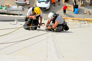  Für den nachträglichen Einbau der PV-Halterung war Detailgenauigkeit gefragt [<cTypeface:Medium>] Foto: Sika [<cTypeface:>]  